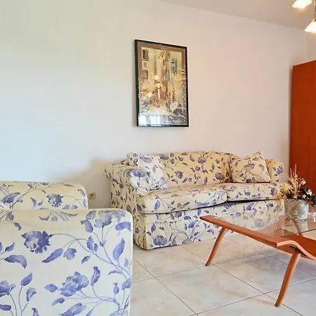 1 Bedroom Cozy In Lägenhet *